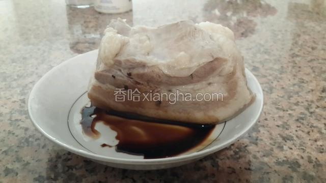 老抽入容器中，肉皮朝下放入碗中腌制一下，再把其它几个面沾满酱油