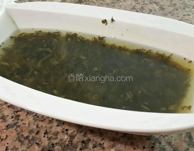 雪菜反复换水洗净攥干水分备用