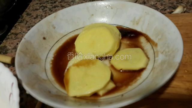 土豆洗净去皮切片入容器中两面沾上酱油