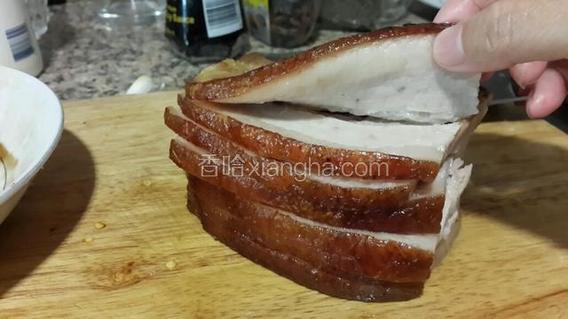 肉取出切成厚片或薄片，可选择切断或不切断均可
