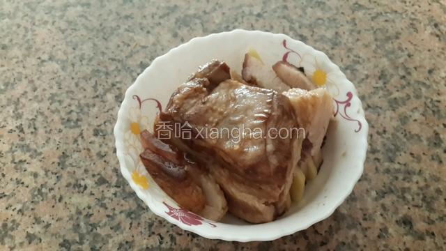 肉皮朝下放入碗中，生抽，老抽，糖和胡椒粉拌匀浇入碗中