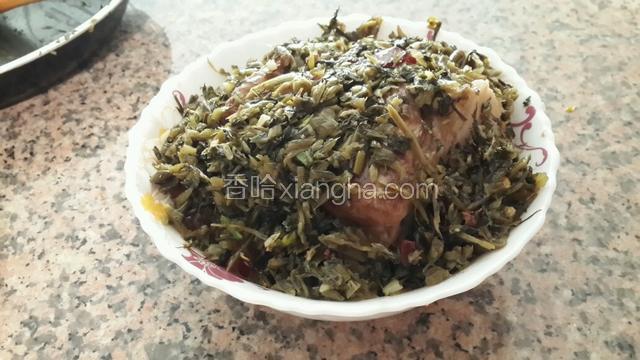 盖上雪菜压实