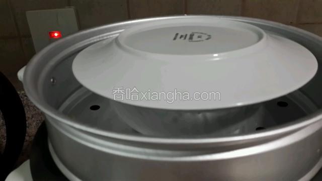 加个盘子盖上锅盖蒸一个半小时出锅