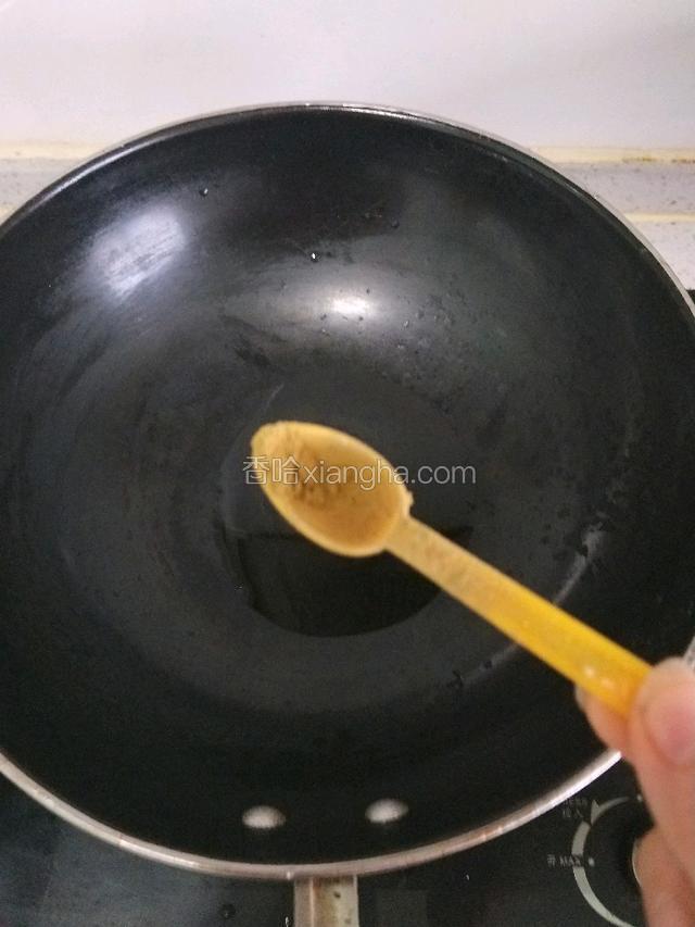 肥牛片焯水八分熟后，刷干净锅加食用油一勺，油热后加胡椒粉少量，放洋葱条，翻炒。
