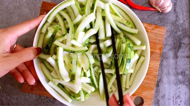 装干净碗里，加入盐拌均腌制15分钟