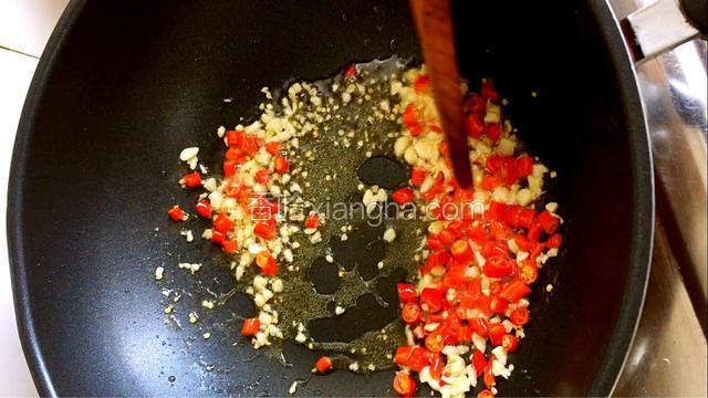 热锅下油，爆香小米椒和蒜末