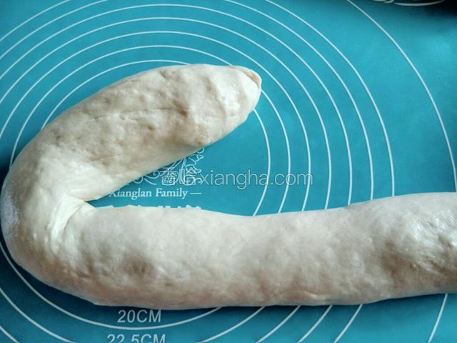 将面团揉搓排气，搓成圆柱状。