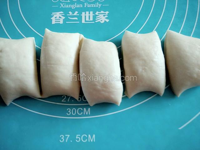 进一步将圆柱状面条搓光滑，用刀分成均匀的剂子。
