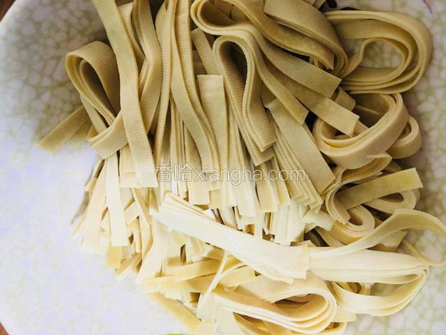 豆腐皮切成丝备用。