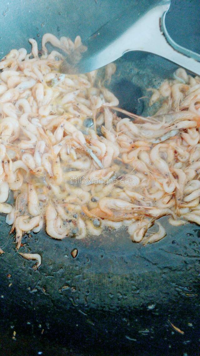 锅里放油热后放入河虾翻炒