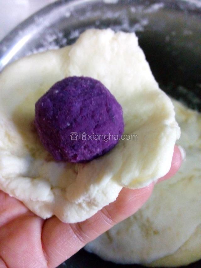 土豆面饼中放入紫薯馅，包好按扁。