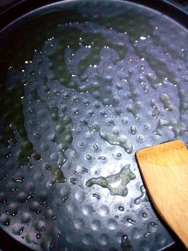 电饼铛放适量油烧热