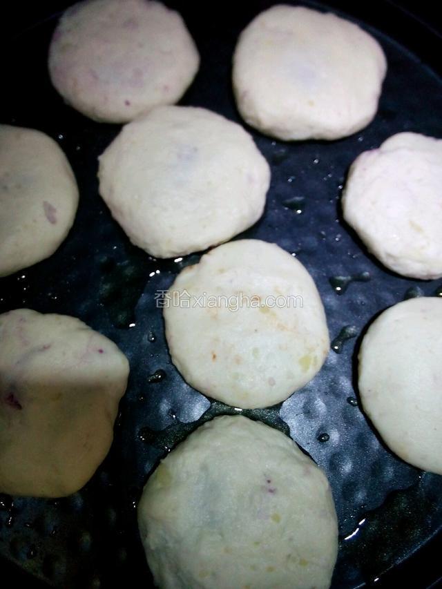 土豆饼做好放入电饼铛