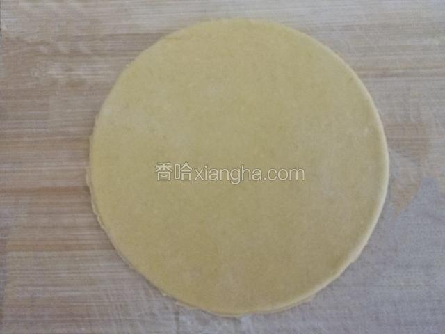 取一份擀成面皮﻿﻿﻿，用模具按压﻿﻿﻿﻿﻿﻿圆形面皮﻿﻿﻿﻿﻿﻿﻿﻿﻿﻿﻿﻿﻿﻿