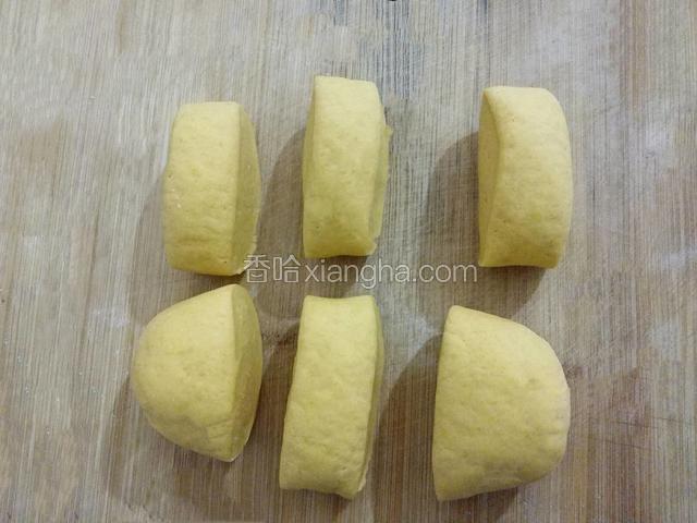 2小时后，发酵好的面团﻿﻿﻿﻿﻿﻿，拉开呈蜂窝状﻿﻿﻿﻿﻿﻿﻿﻿﻿﻿﻿﻿﻿﻿﻿，擀成长条﻿﻿﻿﻿﻿﻿﻿﻿﻿，切成小剂子﻿