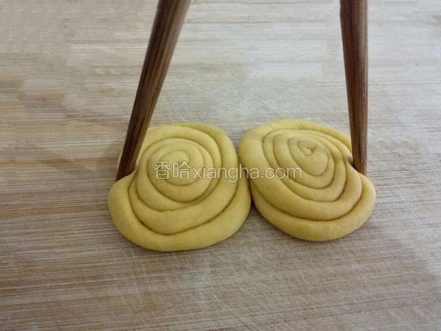 头压到下面，放一起，用筷子从中间夹﻿﻿﻿﻿﻿﻿﻿﻿﻿﻿﻿﻿﻿