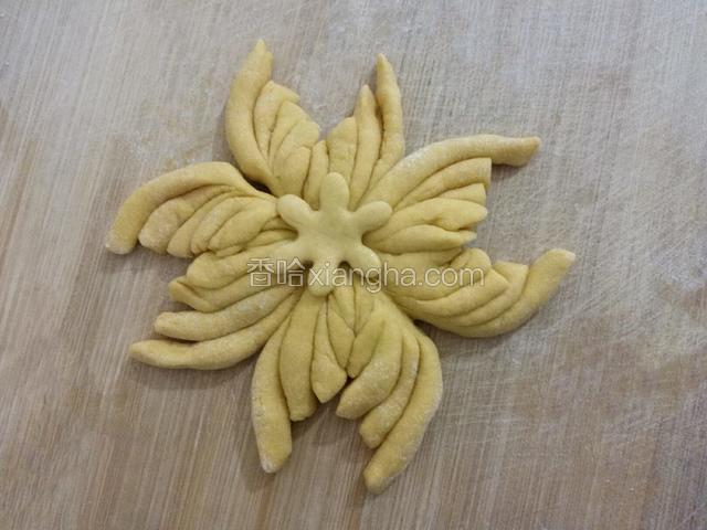 然后用手把花瓣分开﻿﻿﻿﻿﻿﻿﻿﻿﻿﻿﻿﻿﻿﻿﻿﻿﻿，再擀一点面皮，用模具按压一朵小花，反面沾点儿水，粘到菊花中心﻿﻿﻿﻿﻿﻿﻿﻿