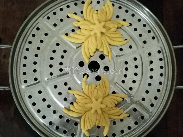 蒸锅里加温水，放入馒头，盖上盖子，再发20分钟。然后大火烧开后转中大火蒸12～15分钟，蒸好再虚蒸3～5分钟