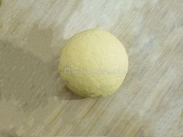 ﻿﻿不烫手时，放入酵母，搅拌均匀﻿﻿﻿﻿﻿﻿﻿，加入到面粉中﻿﻿﻿﻿﻿，揉成光滑的面团，发酵