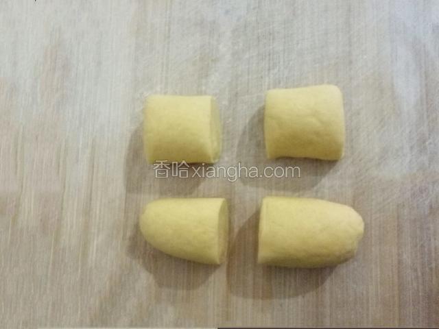 发酵好的面团﻿﻿﻿﻿﻿﻿，拉开呈蜂窝状﻿﻿﻿﻿﻿﻿﻿﻿﻿﻿﻿﻿﻿，擀成长条﻿，切成小剂子﻿﻿﻿