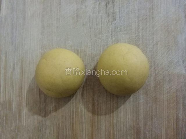 取一份，搓成两个圆形﻿﻿﻿﻿﻿