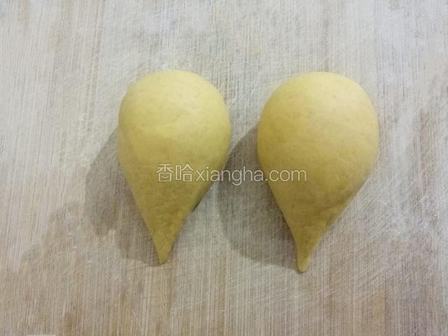搓成水滴状，一头细的做鼻子﻿﻿﻿﻿﻿﻿﻿