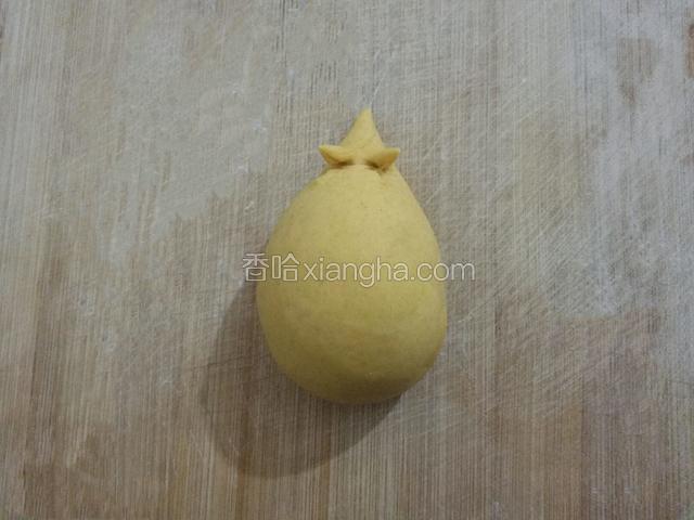 用剪刀剪出两个耳朵﻿﻿﻿﻿﻿﻿﻿﻿﻿