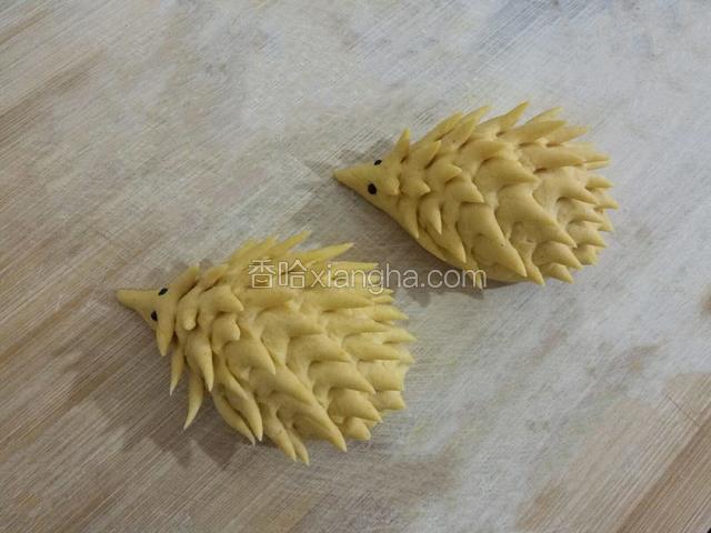 用花椒籽做刺猬的眼睛