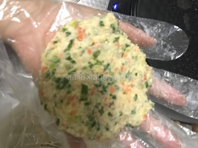 取一小团用手压成饼。