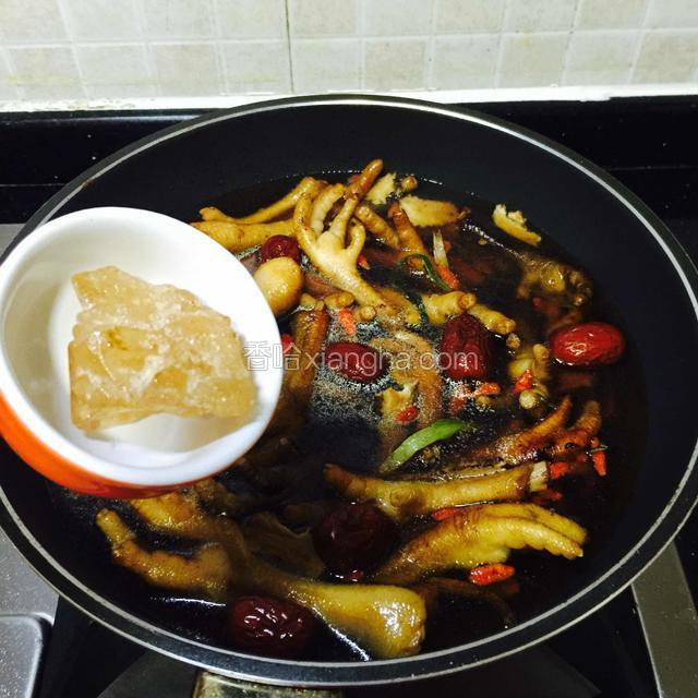 再加进冰糖，冰糖的量各人口味加减量。本菜谱是下20克，个人感觉口感适中。
