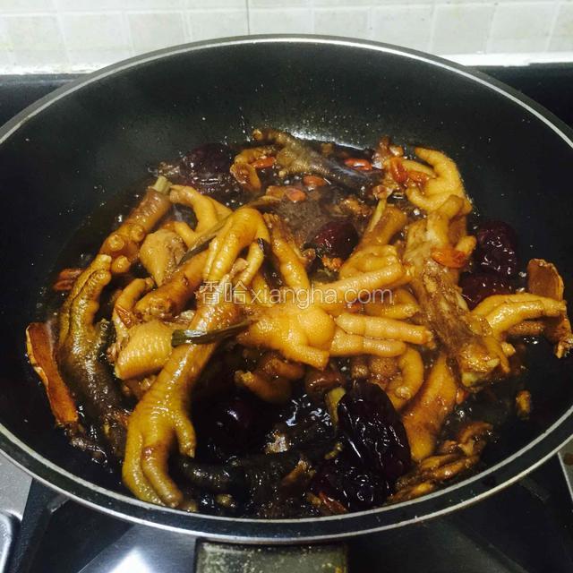 焖煮50分钟后，开盖，微微收汁，留一点汁。不要全部收干。
就可以熄火，装盘食用了。