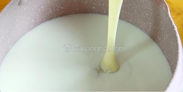 牛奶倒入锅中，小火加热，放入炼乳和白砂糖宝餐提示：保持小火熬制！保持小火熬制！保持小火熬制！千万不要煮滚哦！