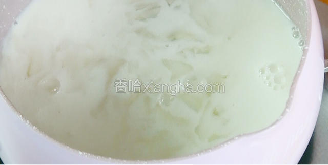 关火！！！加入泡软的吉利丁片趁着温热搅拌至其融化宝餐提示：吉利丁不可过分的熬煮，否则会影响凝固的效果