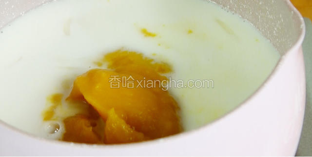 再把南瓜泥加到牛奶锅中，搅拌均匀宝餐提示：也可以用宝宝喜欢的水果做芒果布丁、草莓布丁、柠檬布丁~~~口水都要下来啦！