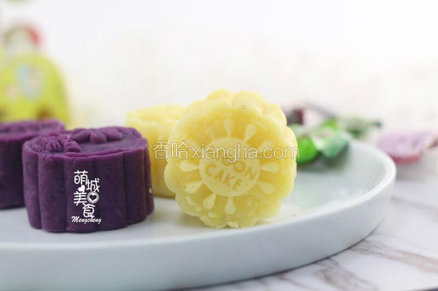 土豆泥也是这样的做法，可以用枣泥、苹果泥做馅按上述的做法就可以了；