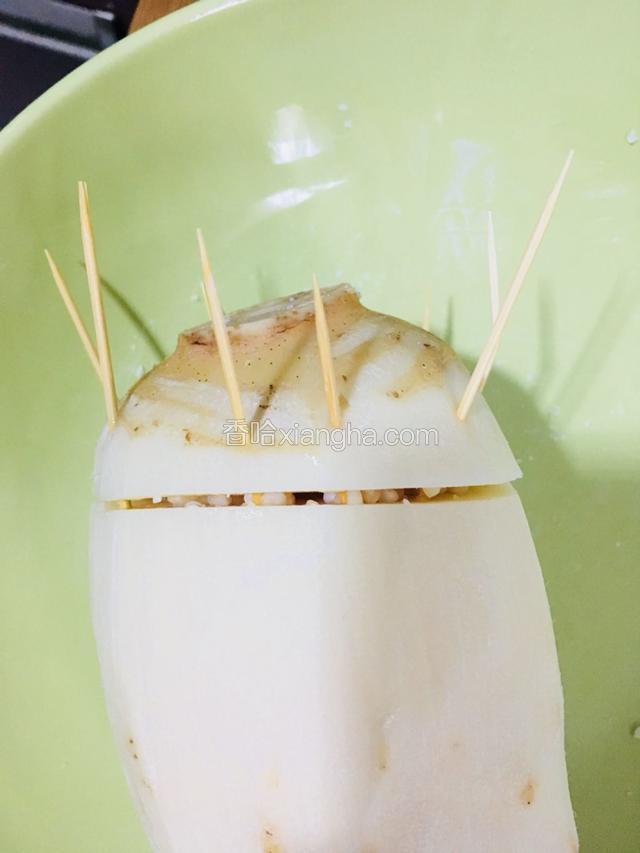 塞好后盖上盖子用牙签固定好