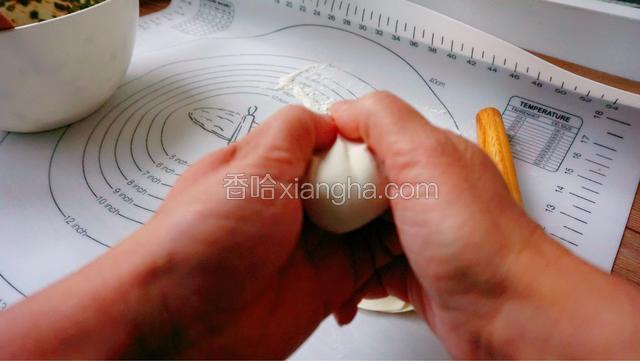 两只拇指与食指和中指一起往中间挤一下