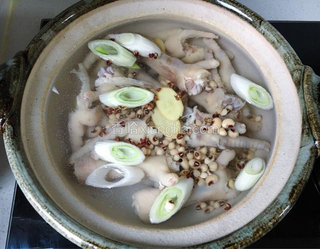 取砂锅加入温水下入鸡脚、眉豆、葱姜、花椒、料酒煮开转小火炖15分钟后再加入发好的香菇继续炖煮至软烂。