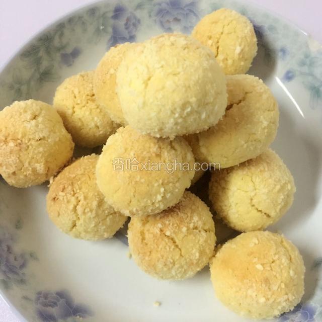 金黄色的奶粉椰丝球就做好啦！