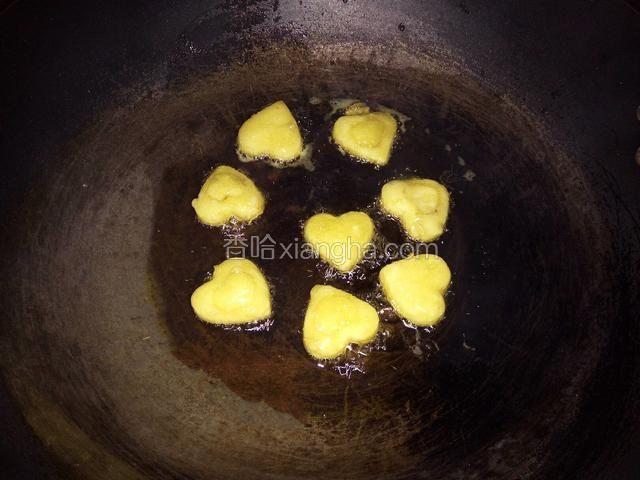 锅里倒入油，烧成七八成热﻿﻿﻿，倒入爱心土豆饼，小火油炸﻿﻿﻿，炸至黄色，翻面，炸好后，捞出控油﻿﻿﻿