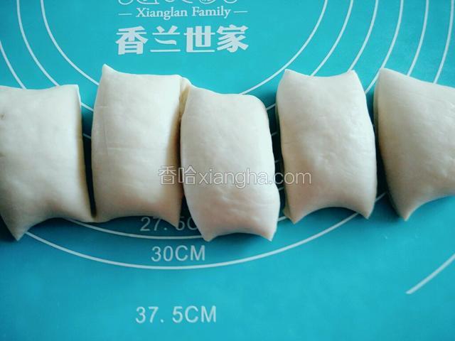 分成均匀的剂子，揉成中间厚、边缘薄的小圆饼。