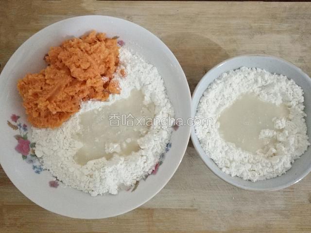 取100g、50g面粉，多的加入红薯泥，少的加酵母水，留10g干面粉备用﻿