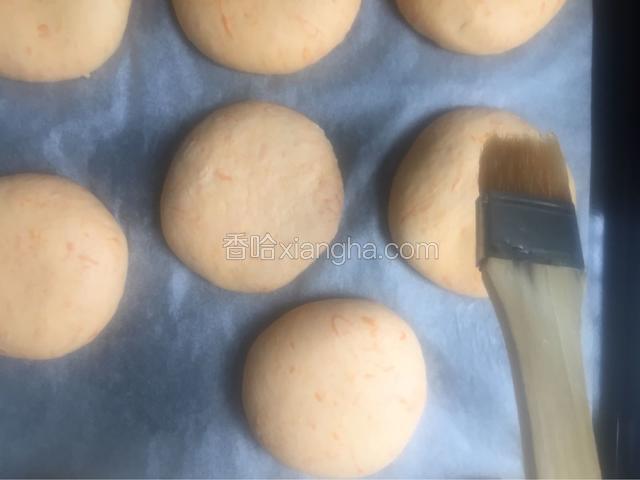 用小油刷在饼上轻刷一层油，