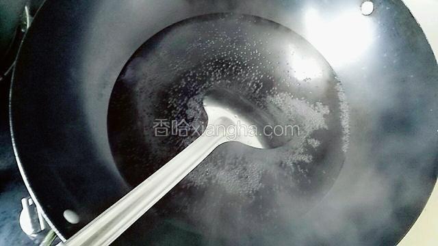 把灶打开火，锅里放适量清水
