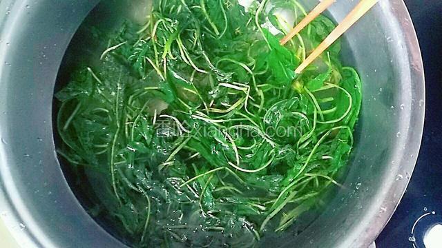 菜烫焉了捞起放清水盆里，用筷子翻开，浸泡三分钟～