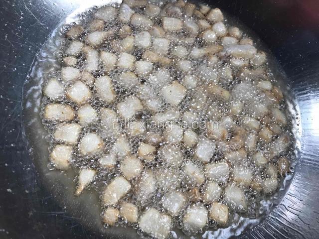 放入热锅中炸干油分