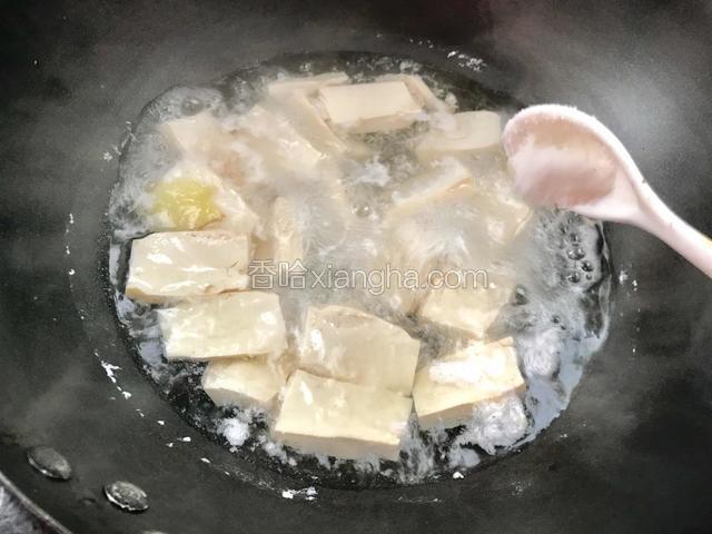 调入盐，再煮2分钟入味