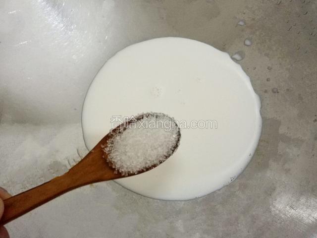 加入称好的白砂糖