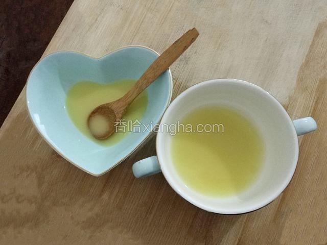 姜汁碗有点小，分成两份，用勺子将底部沉淀的生姜汁搅匀﻿﻿﻿