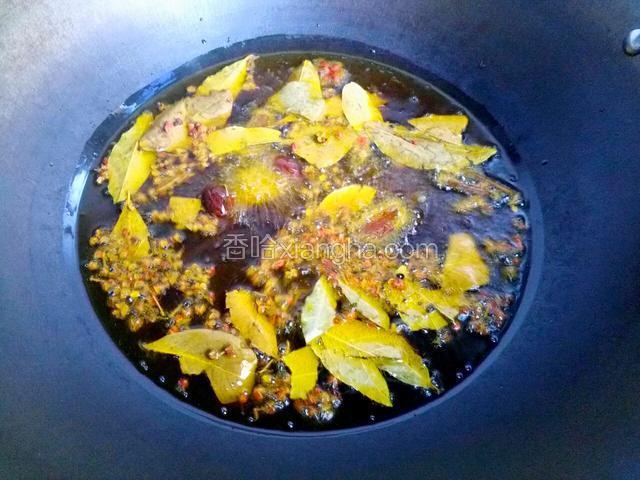 热锅烧油，【炒火锅底料的油要多一点】放大料中小火炒香